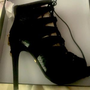 Black size 8 --4in heel  tie string. Totally classy and gorgeous.. brand new